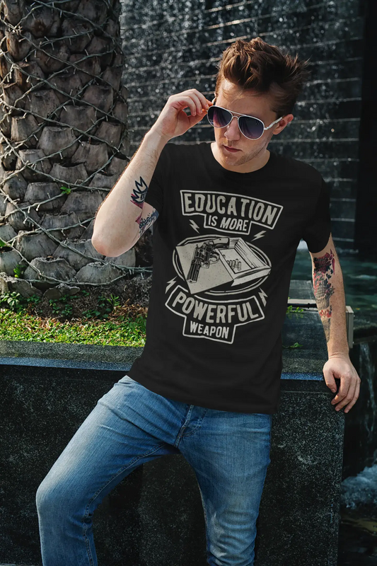 ULTRABASIC Herren-Grafik-T-Shirt „Bildung ist eine mächtigere Waffe – Zitat-Shirt“.