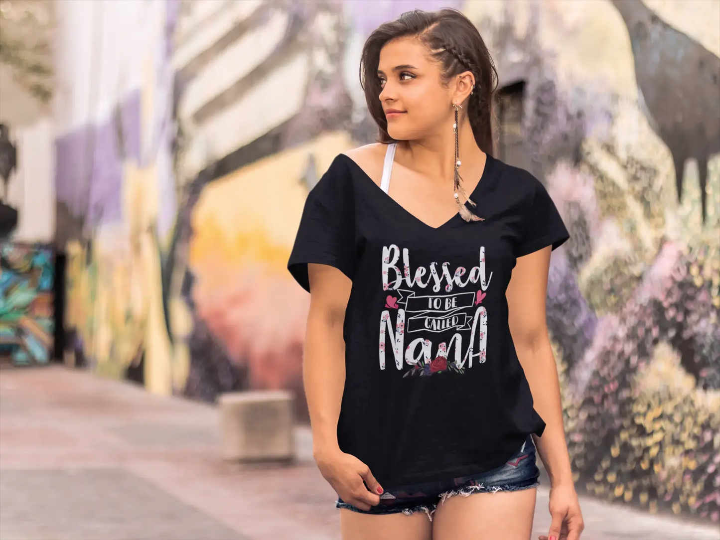ULTRABASIC Damen-T-Shirt mit V-Ausschnitt „Blessed To Be Called Nana“ – lustiges Zitat