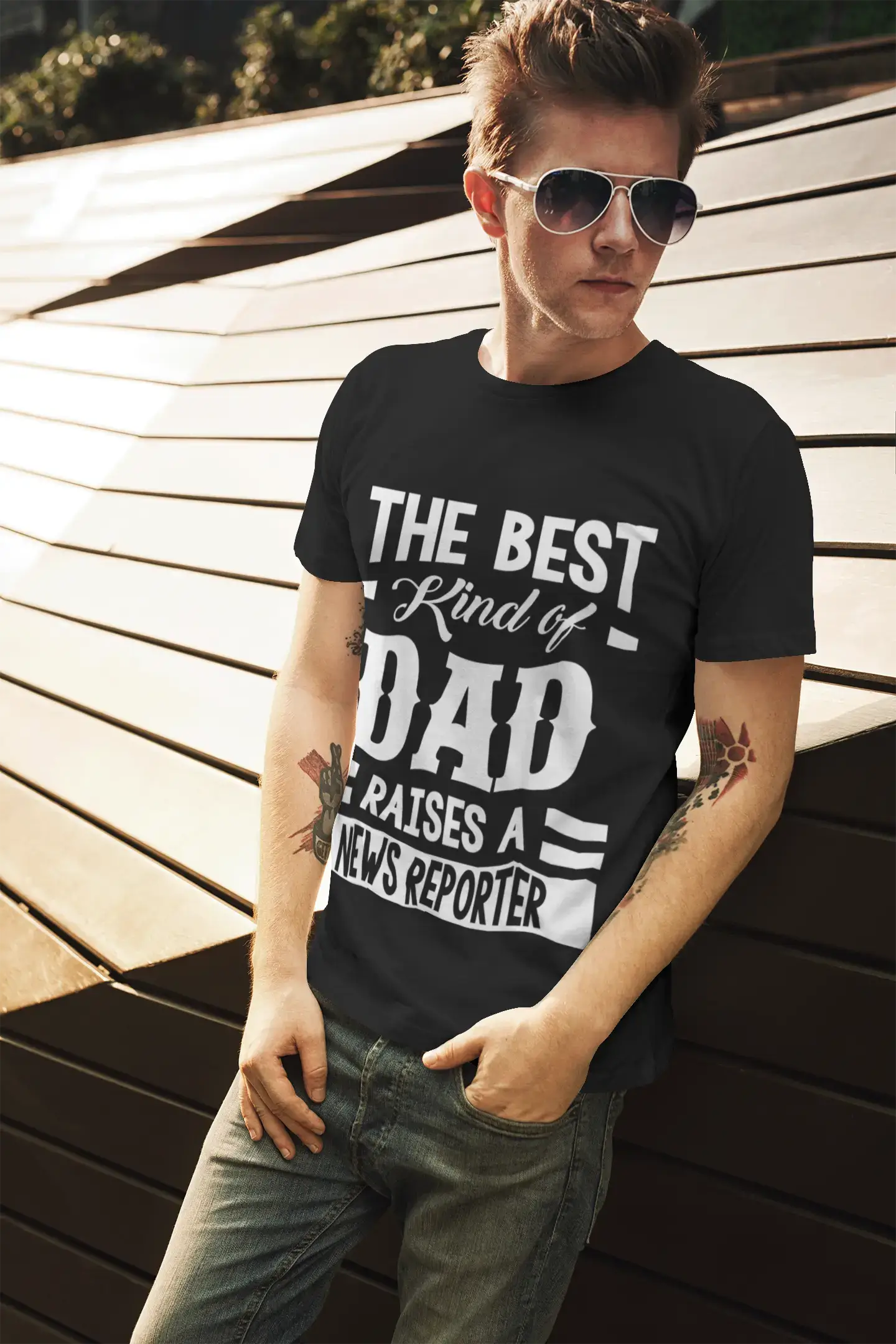 ULTRABASIC Herren-Grafik-T-Shirt „Dad Raises a News Reporter“.