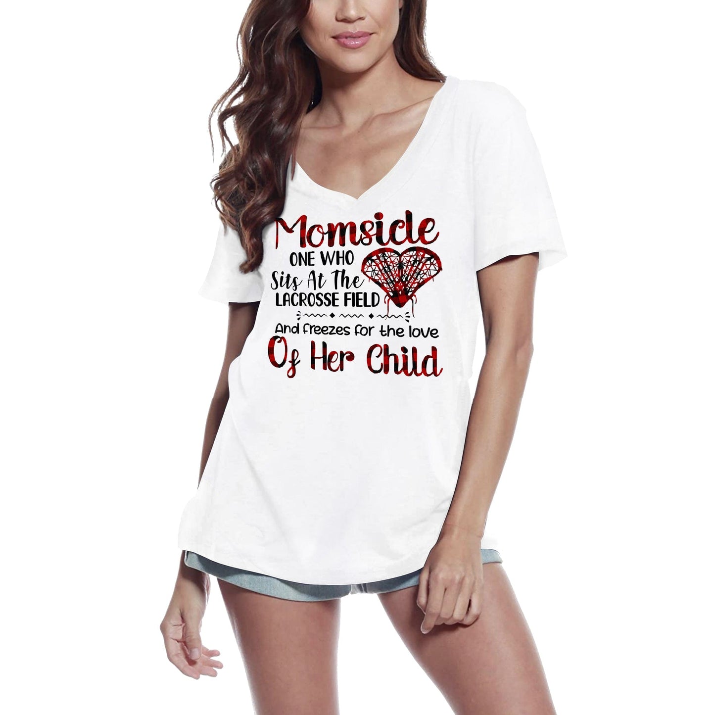 T-shirt ULTRABASIC pour femmes Momsicle est assise sur un terrain de crosse et se fige pour l'amour de ses enfants