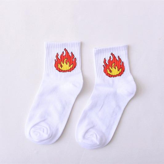 Femmes chaussettes quotidiennes Harajuku corée japonais coton chaton flamme Ulzzang chaussettes hommes chinois Cactus pistolet requin Alien chaussettes de noël