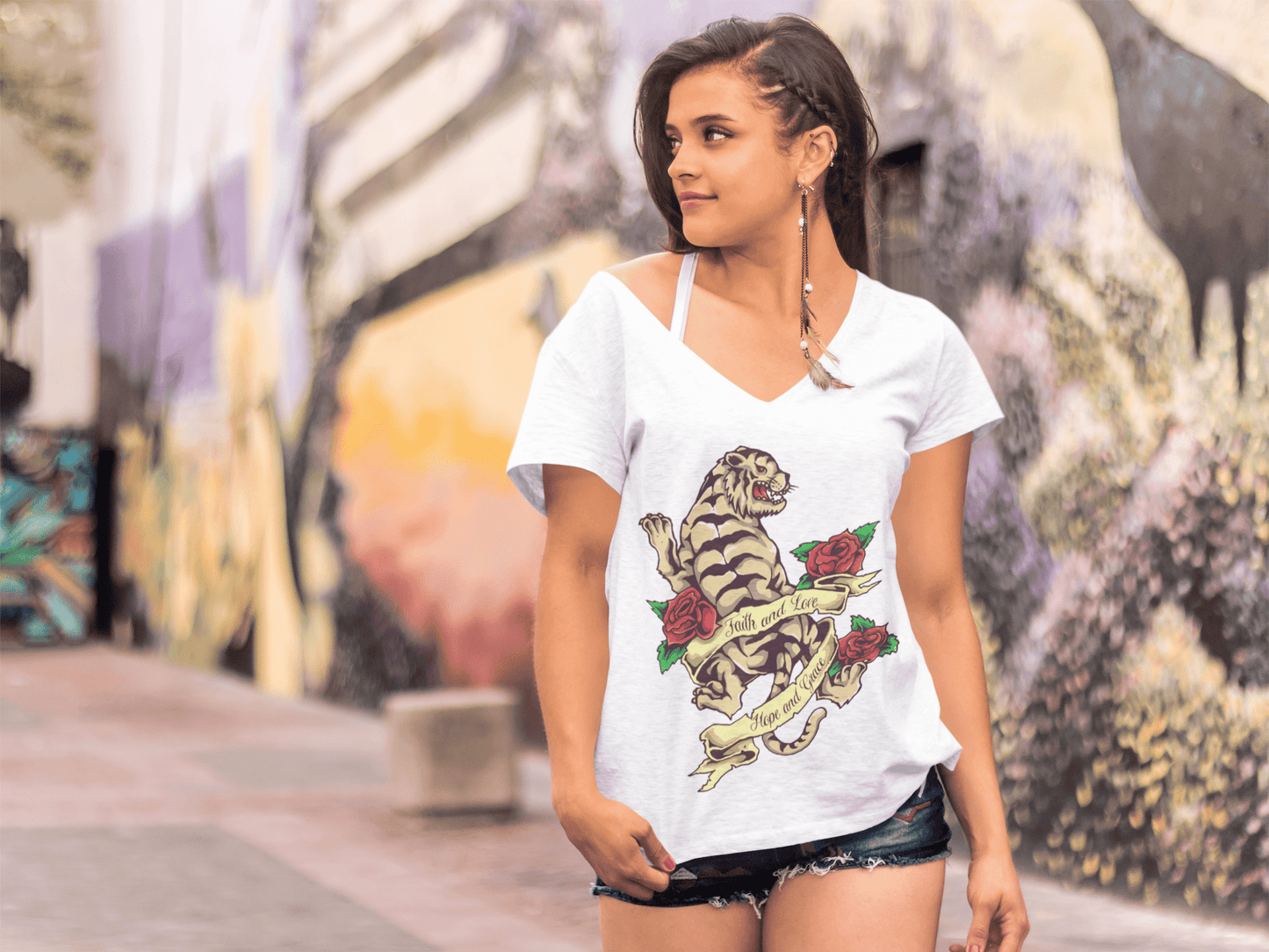 ULTRABASIC Damen-T-Shirt mit V-Ausschnitt Faith And Love – Tiger Tattoo – Rote Rosen